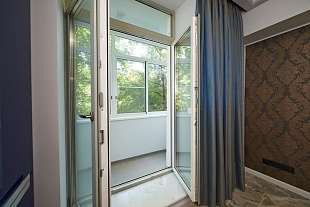 Двухстворчатая балконная дверь с двумя створками 1300*2100 мм